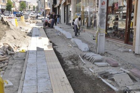 آغاز اجرای پروژه پیاده‌روسازی خیابان شهید رئیس کرمی قم