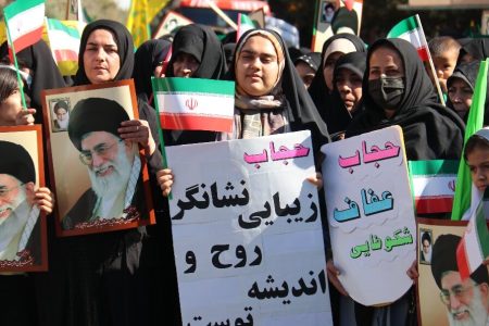 قاطبه زنان ایرانی در برابر هجمه تمدن غرب، از هویت اسلامی خود دفاع می کنند