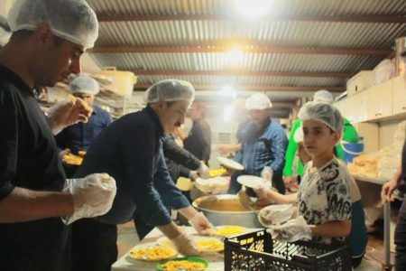 طبخ و توزیع روزانه پنج هزار پُرس غذای گرم در قرارگاه مردمی اربعین قم