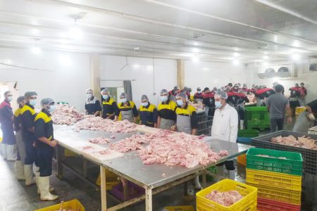 مرکز بسته بندی مرغ شرکت سپید بال شکوه در کیفیت و بهداشت حرف اول را می زند